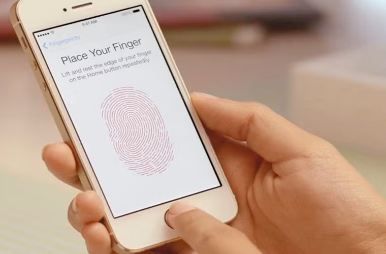 Núm vú, ngón chân, chân mèo đều mở được khóa iPhone 5S. Dường như tính năng nhận diện dấu vân tay được coi là một trong những điểm nổi trội của iPhone 5S, và có khả năng bảo mật cực cao lại đang làm hại Apple khi ngày càng nhiều bằng chứng chứng minh nó không an toàn như Apple quảng cáo. Hiện giờ, người ta có thể sử dụng núm vú, ngón chân và chân mèo… để mở khóa iPhone 5S.