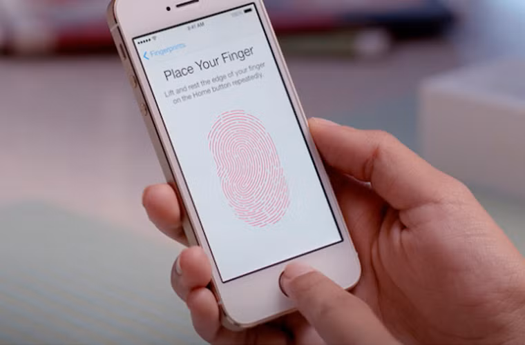 Apple thừa nhận tính năng Touch ID chưa hoàn hảo. Cảm ứng Touch ID của Apple có thể giúp tìm ra những tên trộm và hacker, nhưng nó sẽ là vấn đề lớn với những người bị mặc bệnh mồ hôi tay, bôi kem dưỡng, và nhiều chất lỏng khác. Điều này đã được người phát ngôn của Apple thừa nhận khi trả lời phỏng vấn The Wall Street Journal.