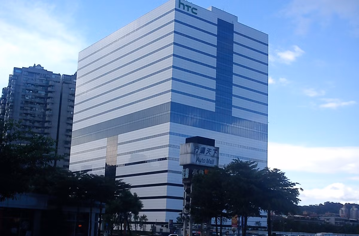 HTC tại Mỹ giảm nhân viên. Theo The Verge, chi nhánh HTC tại Mỹ đã giảm số nhân công của mình xuống 20% do lượng tiêu thụ của HTC One không còn tốt như trước.