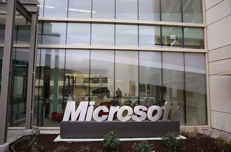 Microsoft có thể trả tới 350 USD cho thiết bị Android và iOS cũ. Trong một nỗ lực nhắm thu hút nhiều người dùng hơn nữa sử dụng hệ điều hành Windows Phone và các máy tính bảng sử dụng hệ điều hành Windows, Microsoft đã quyết định mua lại các thiết bị cũ chạy hệ điều hành iOS và Android với giá khá cao, để đổi lại việc người dùng sẽ mua thiết bị Windows Phone và máy tính bảng Windows.