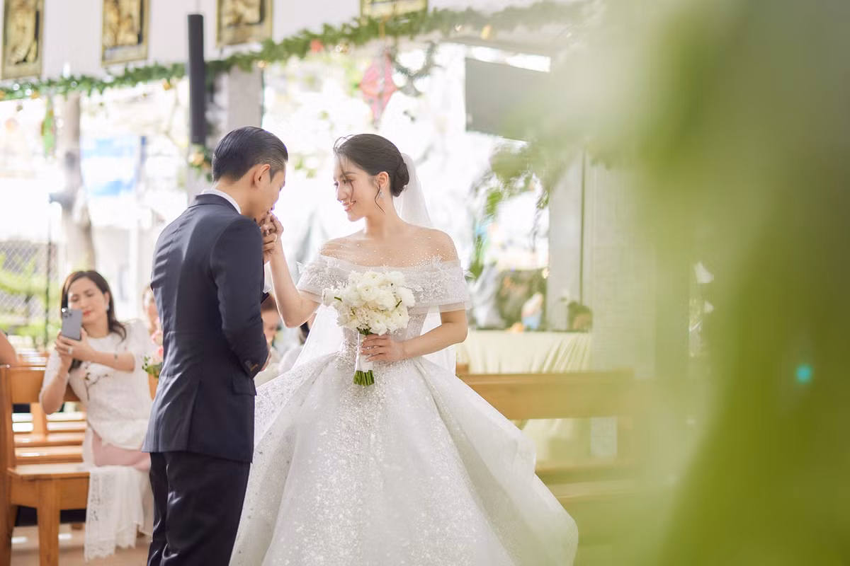 Với Phan Hiển, anh cảm thấy may mắn khi hai con được chứng kiến ngày vui của cha mẹ. "Ngày xưa tôi hay xem tấm hình cưới của ba mẹ và đòi phải xuất hiện được trong khung hình. Lần này tôi nghĩ Kubi sẽ không phải hỏi chuyện đó. Cả Kubi và Anna đều là những người mong chờ buổi lễ này rất lâu. Như mọi người thấy Kubi rất phấn khích khi thấy ba mẹ hạnh phúc bên nhau", kiện tướng dancesport tâm sự.