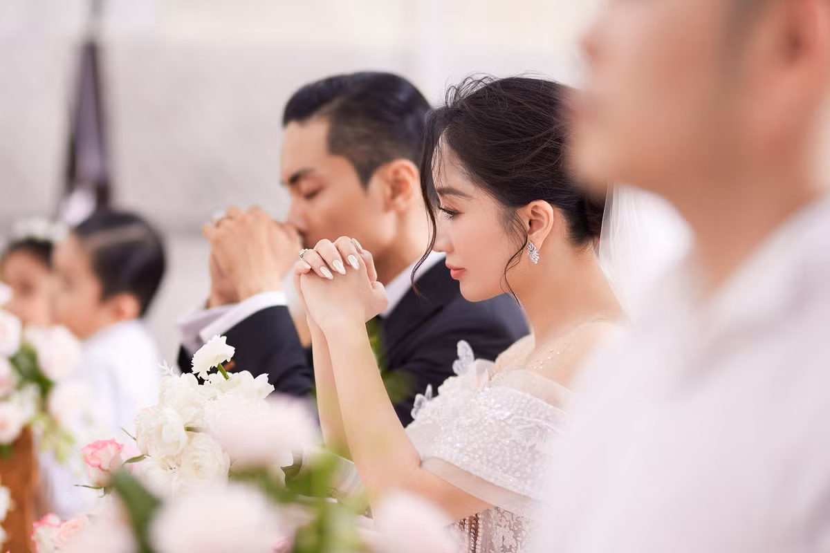Khánh Thi từng bày tỏ chuyện tình cảm của cô với Phan Hiển giống như một thước phim. Chính tình yêu dancesport đã kết nối và là chất xúc tác để họ ngày càng gắn bó, cùng nhau vượt qua khó khăn trong hơn một thập kỷ.