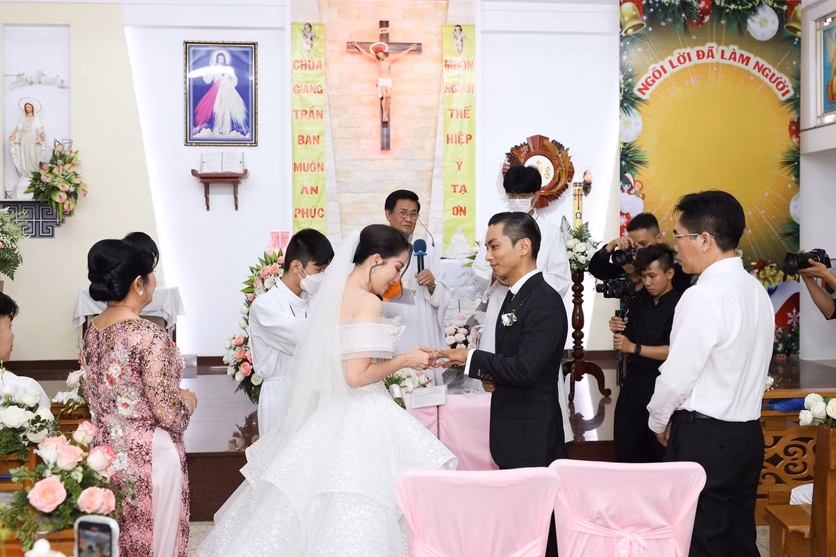 Bên nhau 13 năm rồi mới tổ chức đám cưới, Khánh Thi tâm sự cô xúc động và hạnh phúc khi chính thức có danh phận. Cô từng không nghĩ đến việc này. "Tôi nghĩ tôi cũng hạnh phúc, có một gia đình, một người đàn ông, vẫn sống trong gia đình chồng. Bây giờ như yêu lại từ đầu, khi ngồi lên danh sách khách mời, cứ nhớ ra được một người là rất hạnh phúc, gửi tin nhắn mời cho ai cũng rất trân trọng. Hiển đặt đồ cưới, nghiên cứu từng cái váy hợp với tôi. Tôi không thể nghĩ điều này thành hiện thực”, cô nói.
