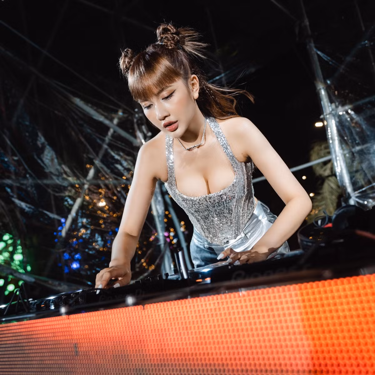 Ngoài đời cô là một hot DJ có tiếng ở Hà thành với nghệ danh là Emma. Sở hữu vóc dáng đẹp nên hot girl Emma tự tin lựa chọn phong cách thời trang sexy, khoe điểm mạnh hình thể. Cô cho biết: “Tôi theo đuổi phong cách vừa cá tính vừa sexy, vì bản thân luôn muốn thay đổi hình ảnh liên tục để mn cảm thấy không bị nhàm chán”, Emma chia sẻ. Với chiều cao 1m67, người đẹp quê Thanh Hóa luôn nổi bật với những thiết kế gợi cảm kể cả lúc lên sân khấu lẫn đời thường.