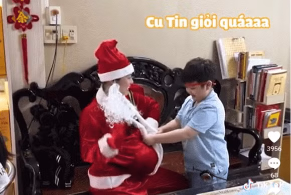 Nhat Kim Anh tang con qua Noel, lo cach xung ho voi chong cu-Hinh-2