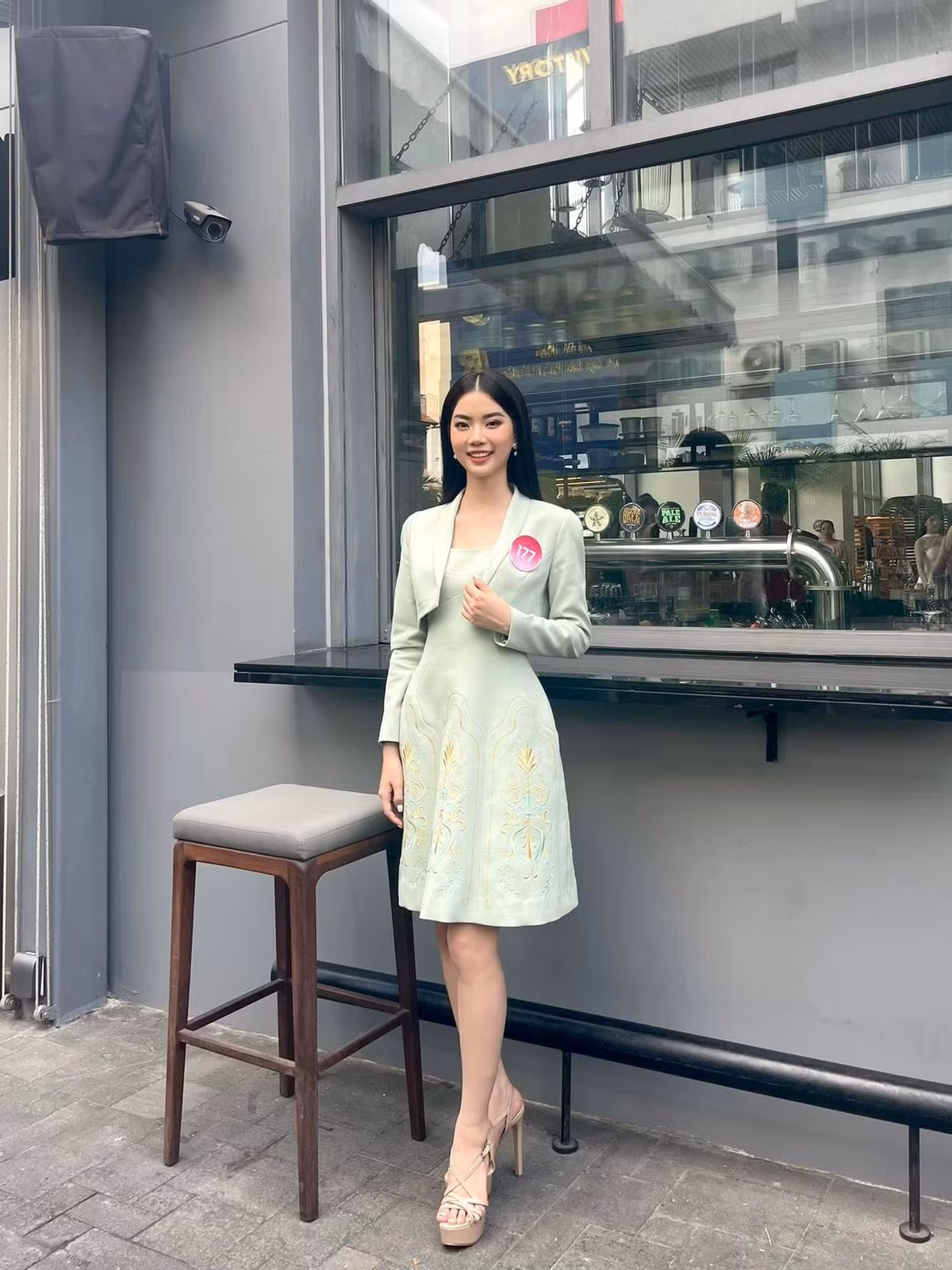 Hương Giang cho biết thế mạnh của cô là sự năng động của tuổi trẻ, hạn chế là chưa dám bứt phá, còn mặc cảm, thiếu tự tin. Đến với cuộc thi là cơ hội giúp cô tự tin hơn, dám bước ra khỏi vùng an toàn để khẳng định bản thân.
