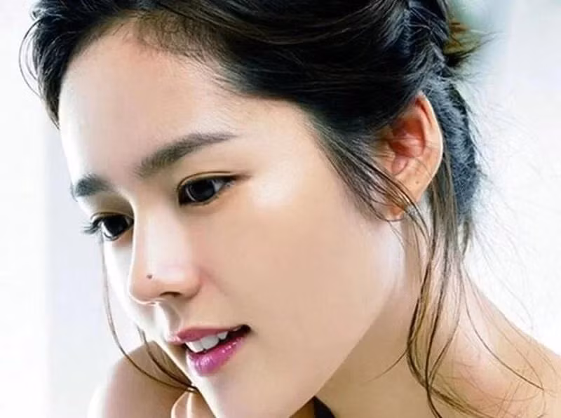 Nốt ruồi ở đầu mũi. Theo nhân tướng học, đầu mũi là cung Tài Bạch. Người có nốt ruồi ở vị trí đầu mũi được coi là nét tướng tốt. Người này thường xuyên nhận tin vui về tiền bạc. Nếu làm kinh doanh thì buôn may bán đắt.