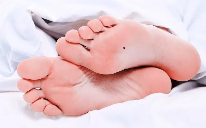 Nốt ruồi ở lòng bàn chân. Nốt ruồi ở lòng bàn chân tượng trưng cho phúc khí, phú quý, giàu sang. Nam giới sở hữu nốt ruồi này là người có tài, hiền lành, tương lai rộng mở. Người này có tố chất lãnh đạo, được mọi người kính nể.