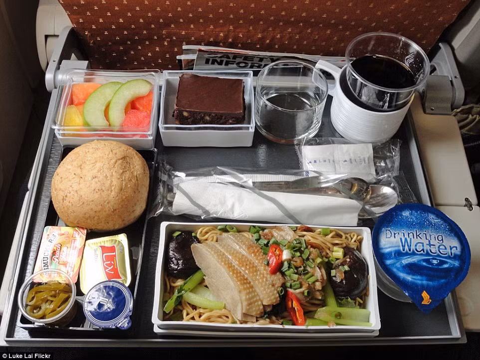 Bữa ăn của Singapore Airlines nhìn khá bắt mắt với mì xào nấm, rau quả và 3 lát thịt gà. Bên cạnh đó, hãng còn phục vụ bánh mì, salad trái cây và miếng bánh ngọt.