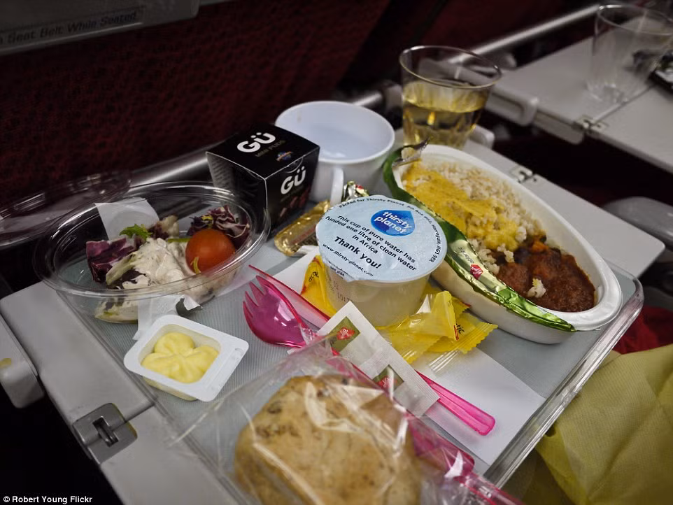 Thực đơn trên chuyến bay của hãng Virgin Atlantic (Anh) gồm cơm và món hầm. Ngoài ra còn có một món rau trộn với sốt mayonnaise và bánh mì. Tráng miệng là miếng bánh sô cô la.