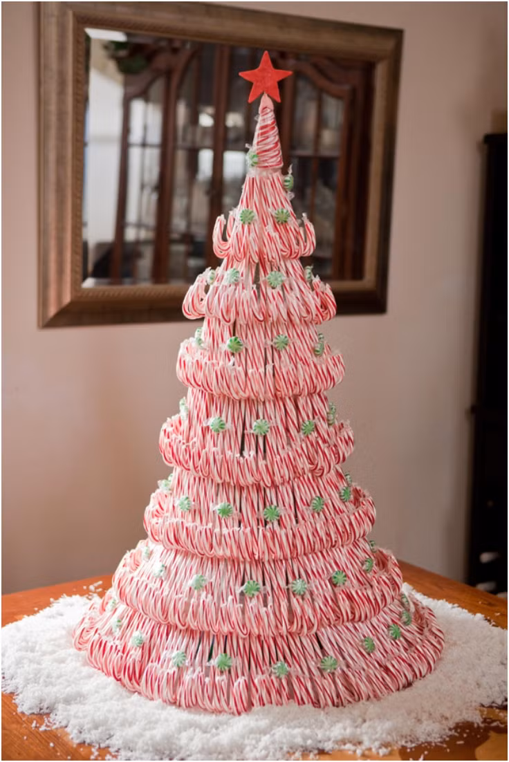 Chiếc gậy kẹo (The candy cane) chính là biểu tượng thể hiện tình yêu và sự hy sinh của Chúa Jesus. Không gian ngôi nhà bạn sẽ trở nên nổi bật hơn với cây thông Noel được làm từ các cây kẹo hình gậy có 2 màu đỏ trắng trông hết sức bắt mắt.