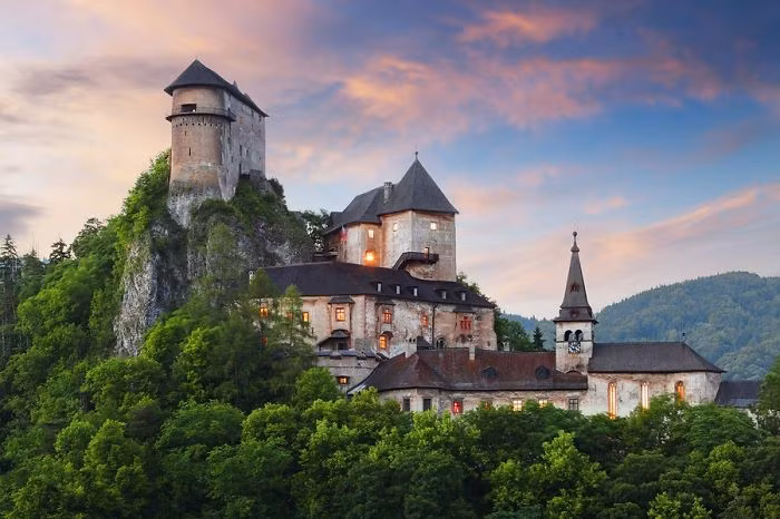 Lâu đài Orava ở Slovakia nằm giữa núi đá và cây cối xanh tươi giống như một bức tranh phong cảnh tuyệt đẹp.
