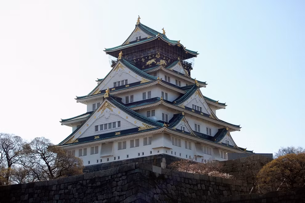 Lâu đài Osaka, Nhật Bản. Công trình này được xây dựng trên một núi đá cao để bảo vệ chủ sở hữu của nó khỏi những kẻ tấn công trong thế kỷ 16.