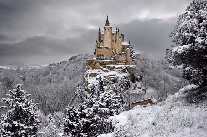 Lâu đài El Alcazr De Segovia ở Tây Ban Nha chìm trong làn tuyết trắng xóa.