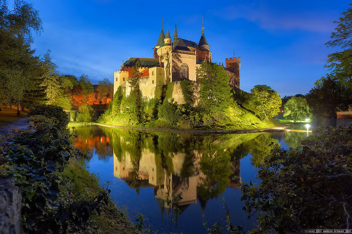 Lâu đài Corvin với phong cảnh thiên nhiên lãng mạn ở Hunedoara, Romania.