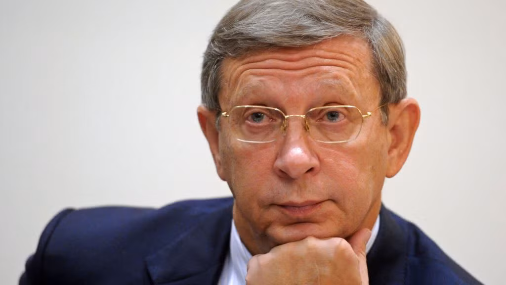 Xét về giá trị phần trăm tài sản, không tỷ phú Nga nào thiệt hại nhiều như Vladimir Evtushenko. Từng là người giàu thứ 14 ở Nga, vị tỷ phú 66 tuổi này đã mất khoảng 90% tài sản trong năm nay và tuột khỏi top 20 người giàu nhất Nga. Hồi tháng 9, Evtushenko bị tòa án ở Moscow quản thúc tại gia sau một cuộc điều tra về rửa tiền liên quan tới vụ mua 2,5 tỷ USD cổ phần trong hãng dầu lửa OAO Bashneft. Hôm qua (17/12), tỷ phú này bất ngờ được thả tự do.