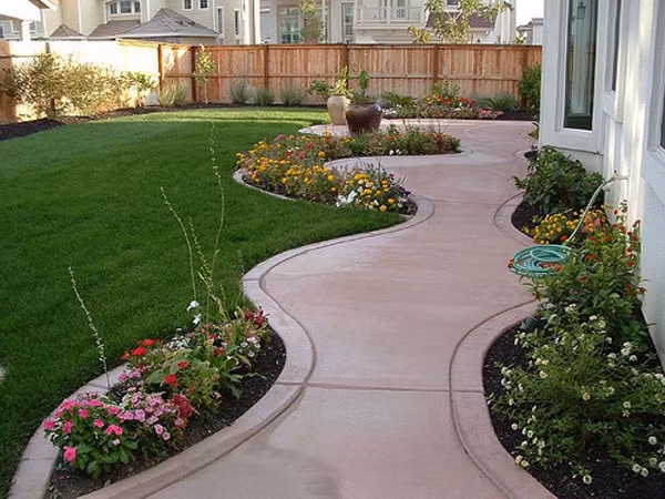 Lối đi uốn lượn đan xen với những bồn hoa nhỏ xinh xắn.