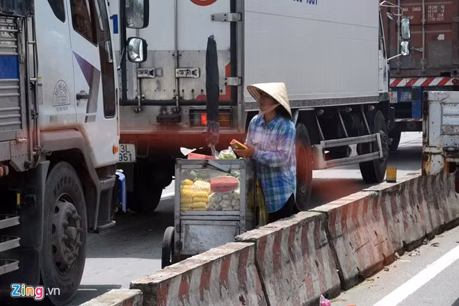 Chị Thanh (quê Vĩnh Long) chia sẻ: “Cực chẳng đã chúng tôi mới chọn cách bán hàng liều lĩnh, đầy nguy hiểm như thế này. Tuy hàng bán chạy hơn nhưng tai nạn luôn chực chờ khi phải luồn lách qua đầu xe. Nếu tài xế lỡ đạp chân ga hay bẻ lái vượt không để ý thì coi như gặp họa. Việc đứng giữa đường ngoài cái nắng, chúng tôi còn phải chịu tiếng ồn chói tai, hơi động cơ ôtô, khói đen phả ra hừng hực".