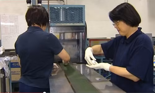 Các công nhân kiểm tra lại chất lượng của tiền xu.