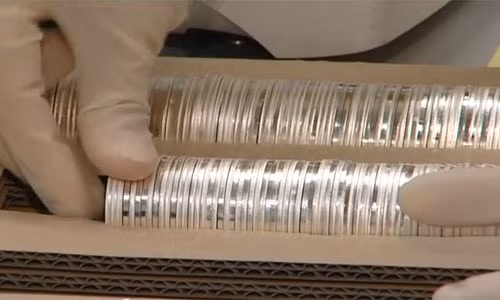 Đây là công đoạn đóng gói tiền xu trước khi phân phối ra thị trường.
