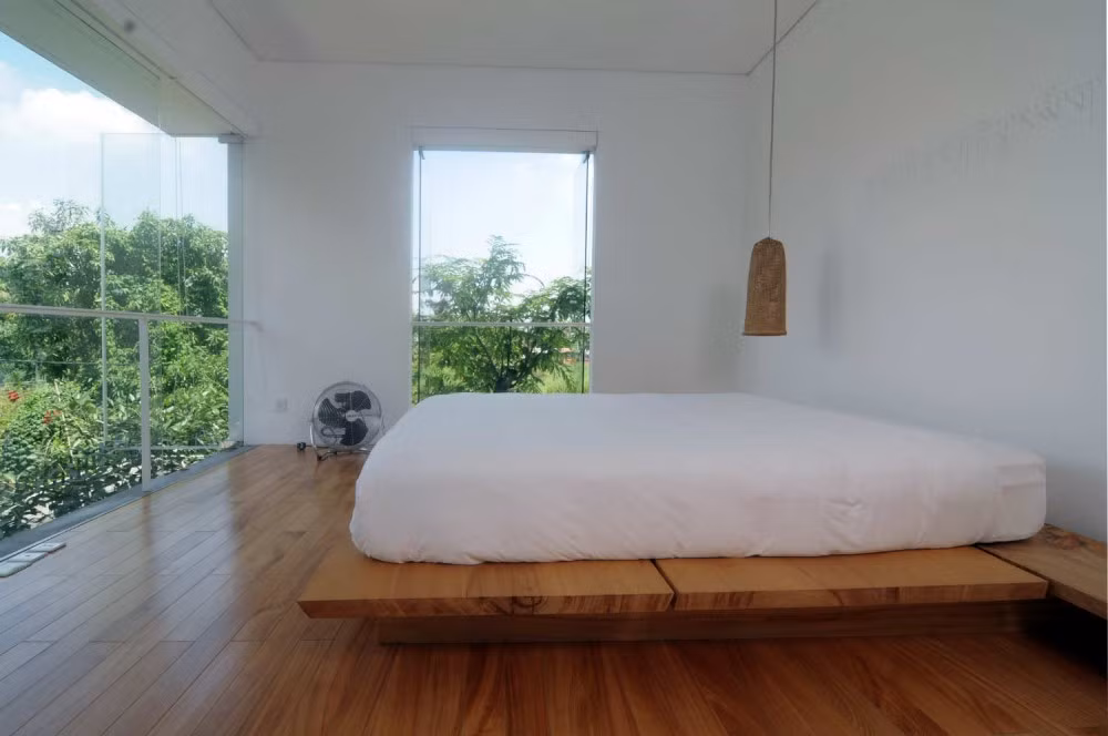 Bằng việc sử dụng vật liệu tự nhiên như gỗ và đá, cùng với cách dùng đèn chiếu sáng xen kẽ trong nhà tạo nên nội thất giản đơn và không gian sinh hoạt trang nhã.