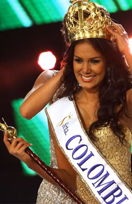 9. Vương miện hoa hậu Colombia: Chiếc vương miện được chế tác bằng vàng nguyên chất và quyền trượng cũng có nguồn gốc bằng vàng, đây là một trong những chiếc vương miện quý phái nhất thế giới.