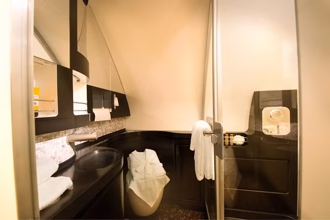 Phòng tắm sang trọng trên chuyến bay của Etihad Airways.