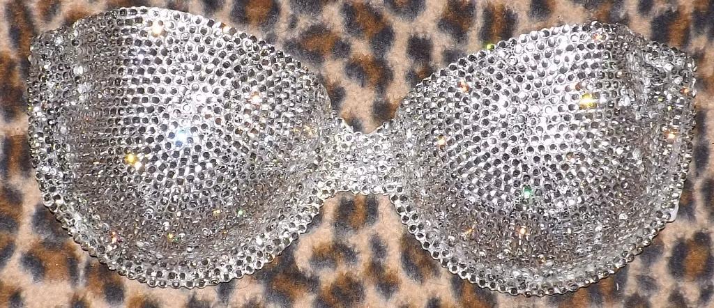 1 triệu là con số ước chừng pha lê Swarovski được sử dụng để trang trí nhiều loại trang phục khác nhau trong một show diễn. Riêng bộ "Swarovski Look" do Lily Donaldson trình diễn có 150.000 tinh thể.