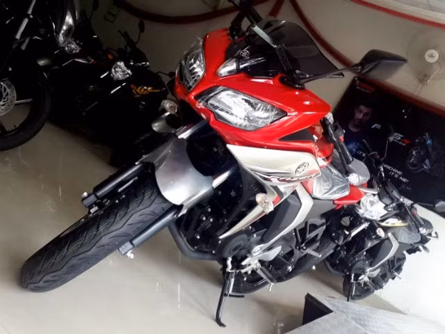 Thiết kế: Là phiên bản half-fairing của dòng xe FZ quen thuộc, thiết kế cơ bản của Fazer Fi tương tự như Fazer cũ nhưng nó được chế tạo với các bộ phận sắc nét hơn để tăng diện mạo thể thao cho xe. Cụm đèn pha đôi và hốc hút gió trên bộ quây cá tính, phần đuôi có phần nhỏ gọn hơn so với dòng xe cũ.