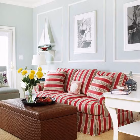 Ghế sofa sọc đỏ là một điểm nhấn trong phòng khách này.