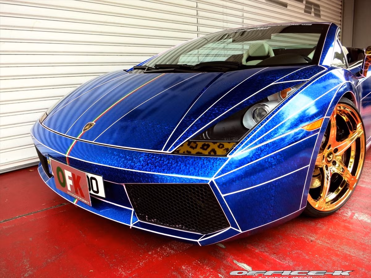 Việc dịch cái tên của siêu xe Lamborghini Gallardo Spyder sang tiếng Anh cũng là rất khó. Nguyên văn tiếng Nhật của nó có thể dịch là “Thủ lĩnh mạnh mẽ nhất thế giới của nhà Morohoshi”.
