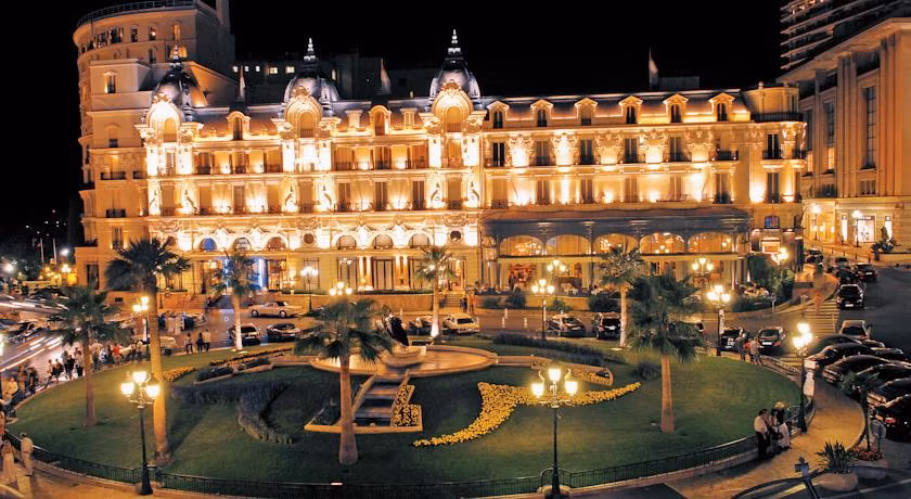 Khách sạn Hotel de Paris ở Monaco đứng thứ 7 với 2.800 lượt triệu phú tới nghỉ ngơi.