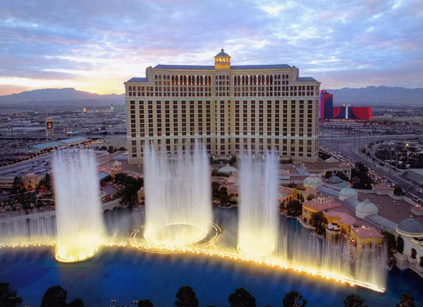 Trong khoảng thời gian 1 năm trở lại đây từ tháng 6/2013 đến tháng 6/2014, khách sạn Bellagio Las Vegas đã đón tiếp 6.400 lượt triệu phú ghé thăm, khiến nó trở thành khách sạn được nhiều triệu phú lựa chọn nhất.