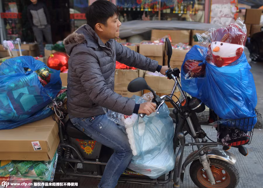Đồng thời, hơn 90 % hàng Giáng sinh bán tại Trung Quốc có nguồn gốc từ Yiwu.