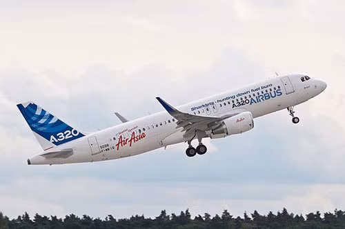 AirAsia là hãng hàng không giá rẻ đầu tiên tiếp nhận chiếc Airbus A320 Sharklet tại trung tâm chuyển giao máy bay Airbus ở thành phố Toulouse (Pháp) hồi cuối tháng 12/2012.