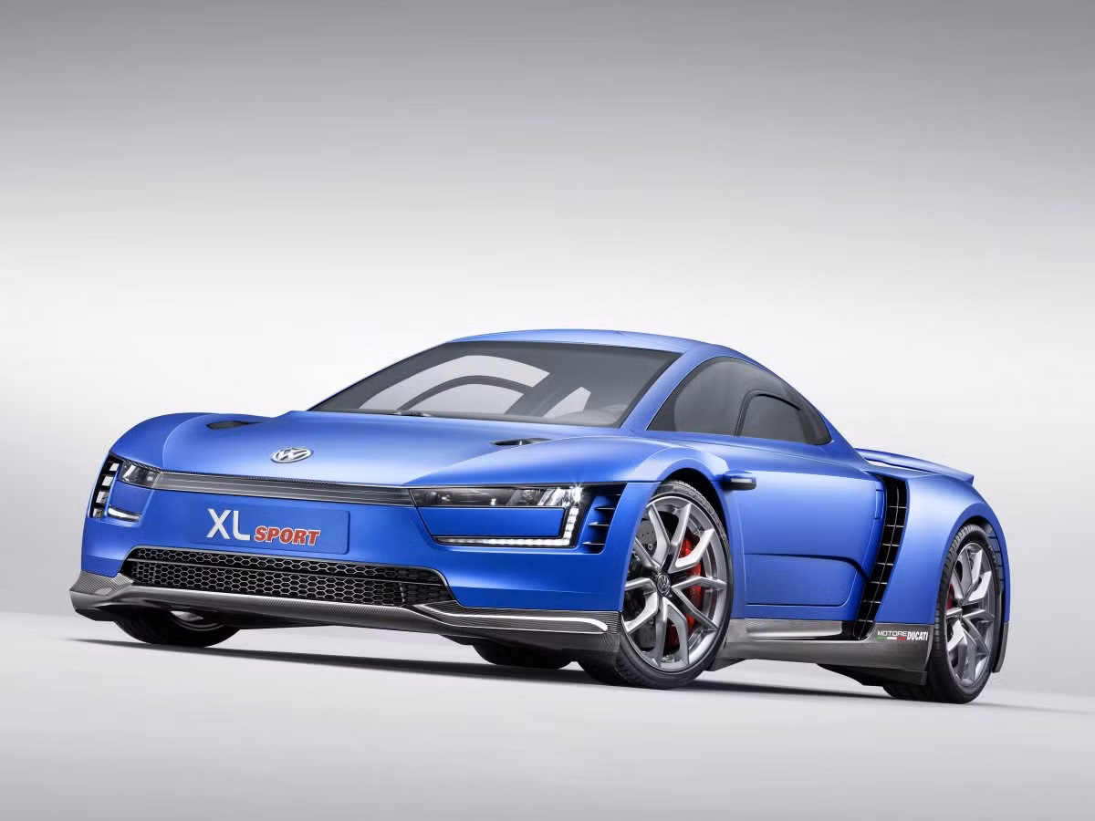 Không chỉ sở hữu bộ cánh cửa xòe giống các siêu xe Lamborghini, chiếc XL Sport còn có các điểm đặc biệt bao gồm hệ số cản gió siêu thấp, tăng tốc nhanh với dung tích động cơ chỉ 1.2L, khung xe mới dựa trên công nghệ xe đua.