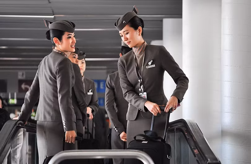 Phần lớn các hãng hàng không thường cung cấp các chuyến bay miễn phí hoặc giảm giá đặc biệt cho tiếp viên và phi công trên chuyến bay nội địa và một số chuyến bay quốc tế. Thông thường, các hãng còn có một chính sách du lịch giảm giá cho gia đình và vợ chồng của các thành viên phi hành đoàn làm việc tại hãng.