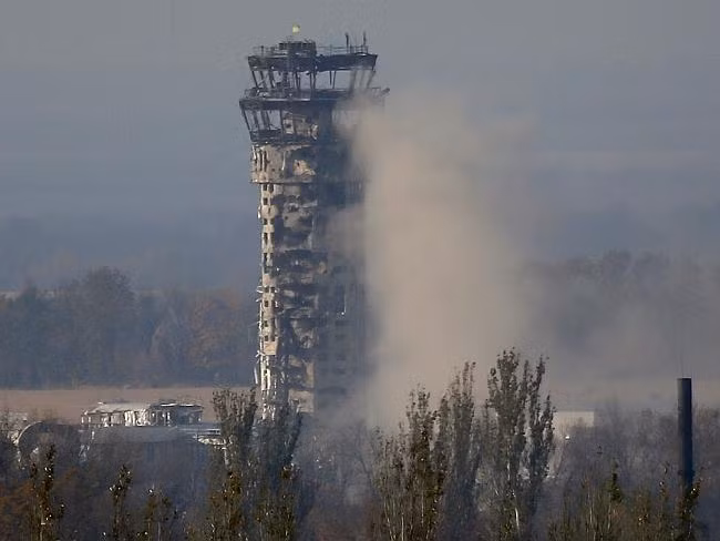 Đài kiểm soát không lưu của sân bay Donetsk bị bắn phá tan tành.