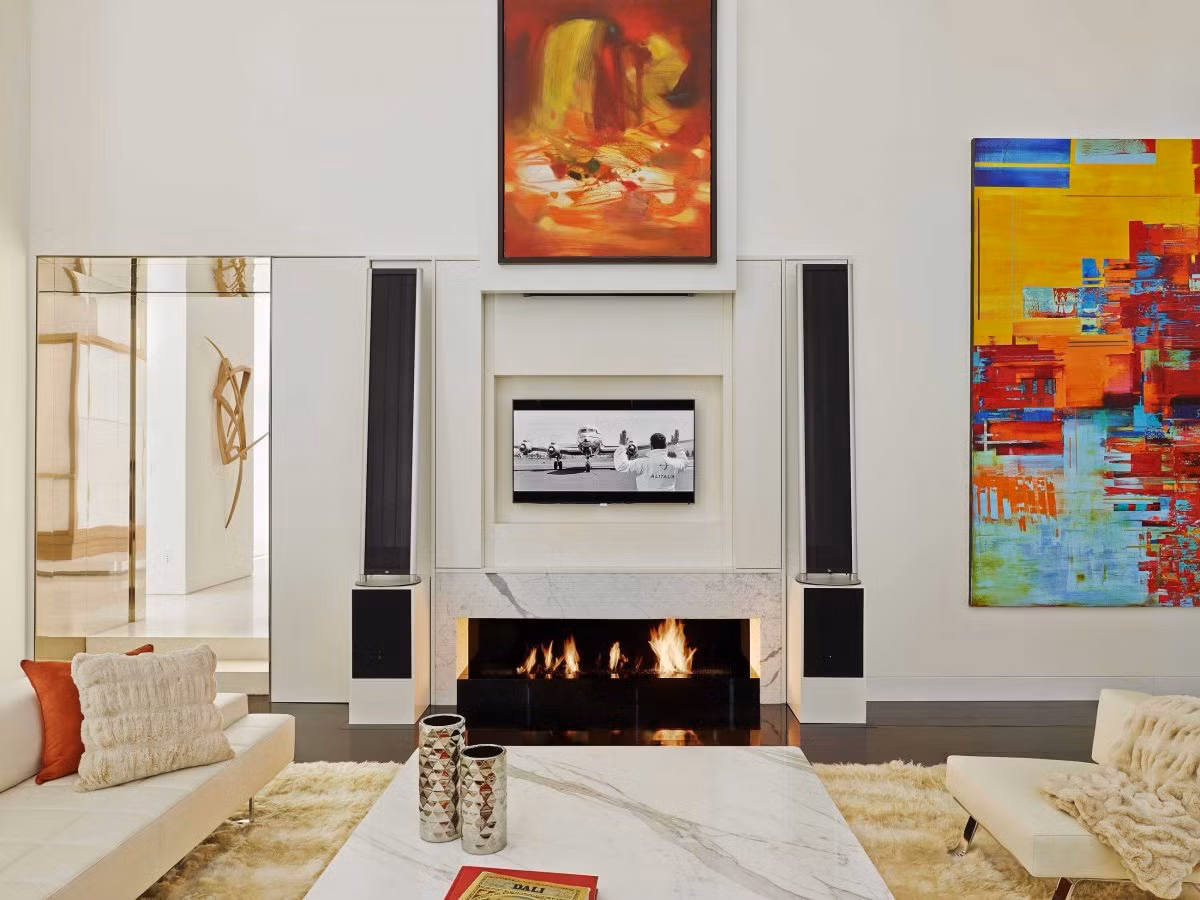 Đó là căn hộ của một tỷ phú Mỹ ở khu Manhattan, New York, Mỹ. Căn hộ siêu sang có diện tích gần 1.700 m2 nằm ở tầng 90 của tòa nhà chọc trời, được tân trang lại bởi công ty kiến trúc ODA Architecture.