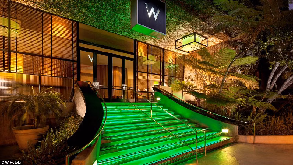 Khách sạn W Hotel Los Angeles ở Westwood, California (Mỹ), gây ấn tượng với dàn dây leo xoắn và các nhánh cây tuyệt đẹp ngay ở lối vào chính.