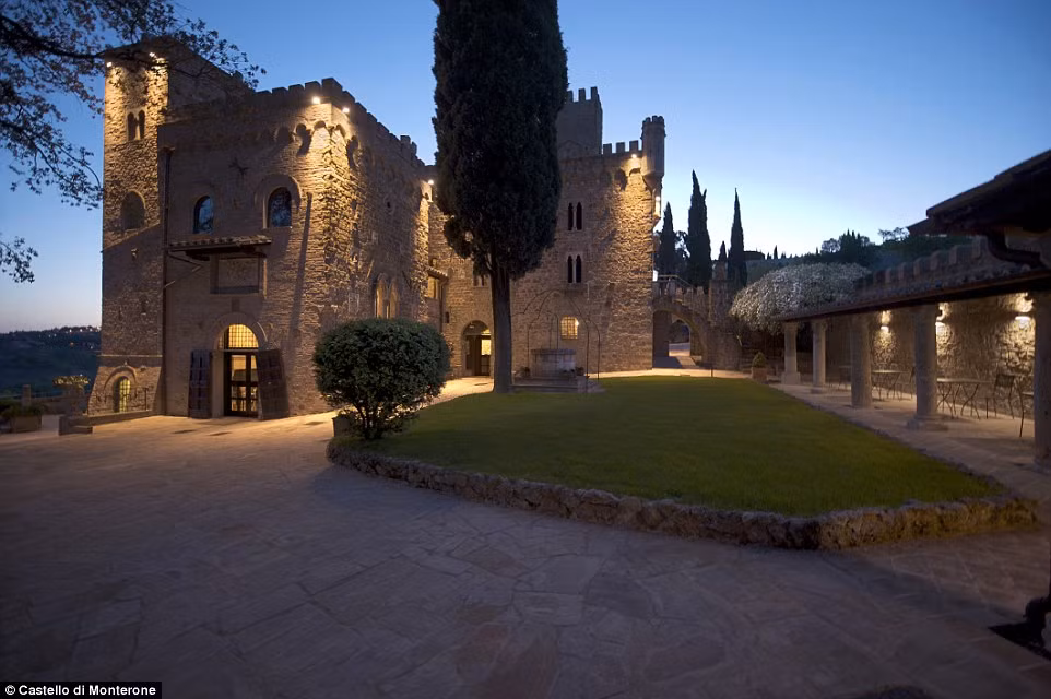 Khách sạn Castello di Monterone ở Perugia, Italy, là một kiến trúc được xây dựng từ thế kỷ 13, với vô số các chi tiết mang phong cách thời trung cổ.