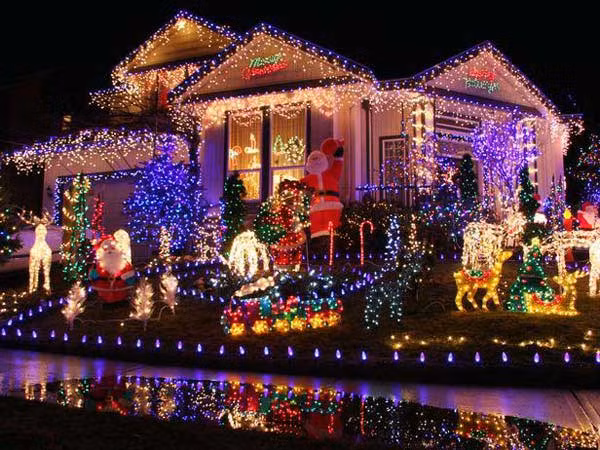 Ngoài việc trang trí khu vực hiên nhà, gia đình bạn có thể đầu tư thêm các mô hình như ông già Noel, những chú tuần lộc, cây thông...để trang trí khu vườn quanh nhà.