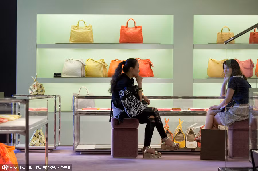 Phụ nữ Trung Quốc cũng dễ bị thu hút bởi các sản phẩm của thương hiệu Prada.