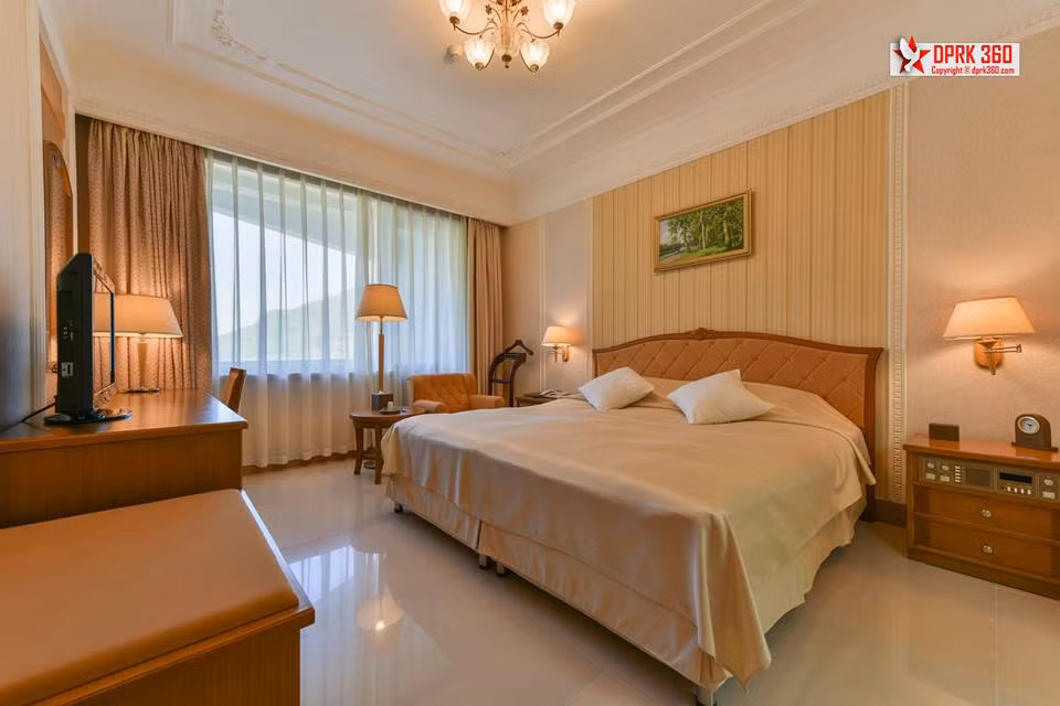 Phòng ngủ hạng nhất trang bị tiện nghi và nội thất sang trọng.
