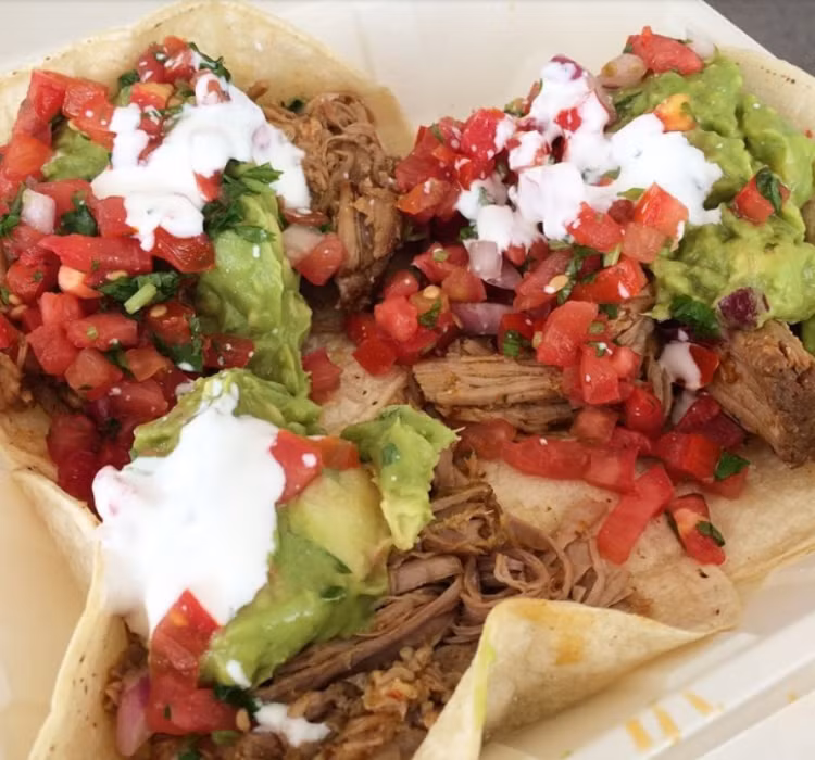 Bánh nhân thịt chiên giòn đặc trưng của người Mexico cũng nằm trong thực đơn thường nhật ở đây.