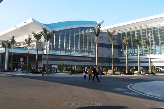 Hãng hàng không Dragonair (Hong Kong) vừa công bố kết quả khảo sát chất lượng dịch vụ nhà ga cũng như chất lượng cung cấp phục vụ thương mại mặt đất tại 96 sân bay mà hãng này đang khai thác trong tháng 6/2014. Trong danh sách này, cảng hàng không quốc tế Đà Nẵng (sân bay Đà Nẵng) đứng vị trí thứ 3 toàn cầu.