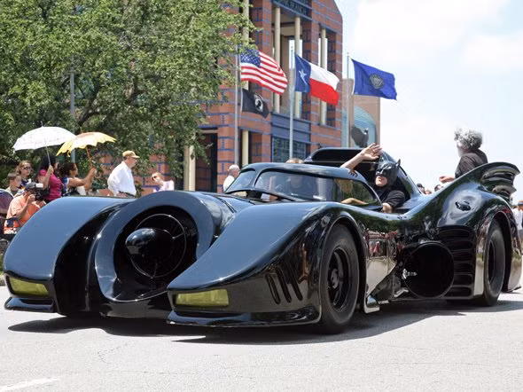 Chiếc Batmobile của những năm 90 có tên gọi “Keaton”. Chiếc Keaton này có gầm rất thấp và tương tự các chiếc đời trước, được trang bị rất nhiều vũ khí và sử dụng động cơ phản lực cực mạnh.