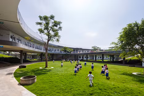 Công trình này có mái nhà xanh trồng rau, cung cấp thực phẩm và những trải nghiệm nông nghiệp cho trẻ con Việt Nam cũng như tạo ra sân chơi ngoài trời có tính an toàn.