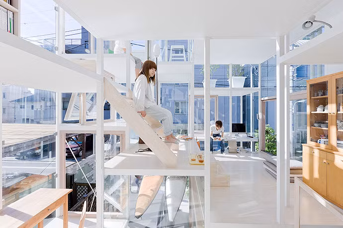 Các đồ nội thất trong nhà được sắp xếp ngăn nắp.