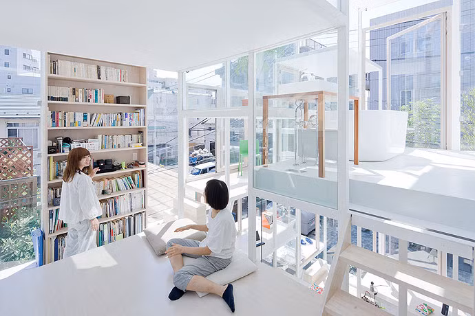 Ngôi nhà gồm 21 tấm sàn đơn lẻ nằm ở những độ cao khác nhau và được nối kết bằng những bậc thang.